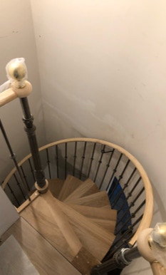 Escalier de bistrot en colimaçon de 130 cm de diamètre avec sortie contrainte - l'échappée est plus réduite que le diamètre de l'escalier. Sortie sous toit.