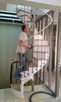 Escalier de bistrot comportant trois virages pour accéder à l'étage supérieur