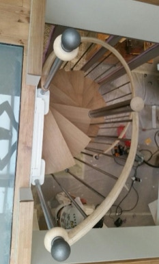 Escalier de bistrot comportant trois virages pour accéder à l'étage supérieur - vue du palier supérieur