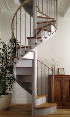 Grand escalier en colimaçon de 145 cm de diamètre et de 380 cm de hauteur. Finition peint et verni.
