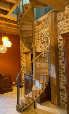 Marches en bois d'un Escalier en colimaçon en pin à peindre - Fabricant Français